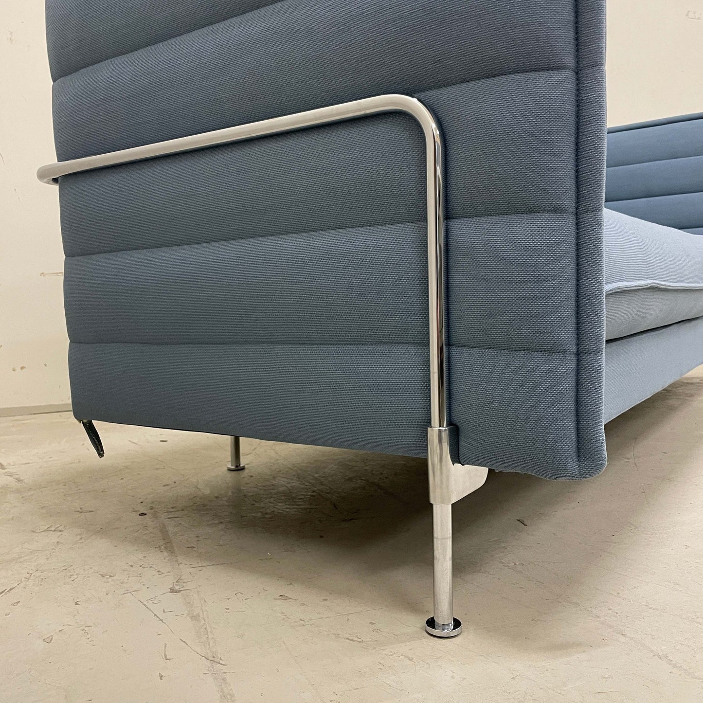 Vitra Alcove Lowback 3-Sitzer Sofa in petrolblau mit Stahlrohrgestell chrom, robust und modern für Büroumgebungen