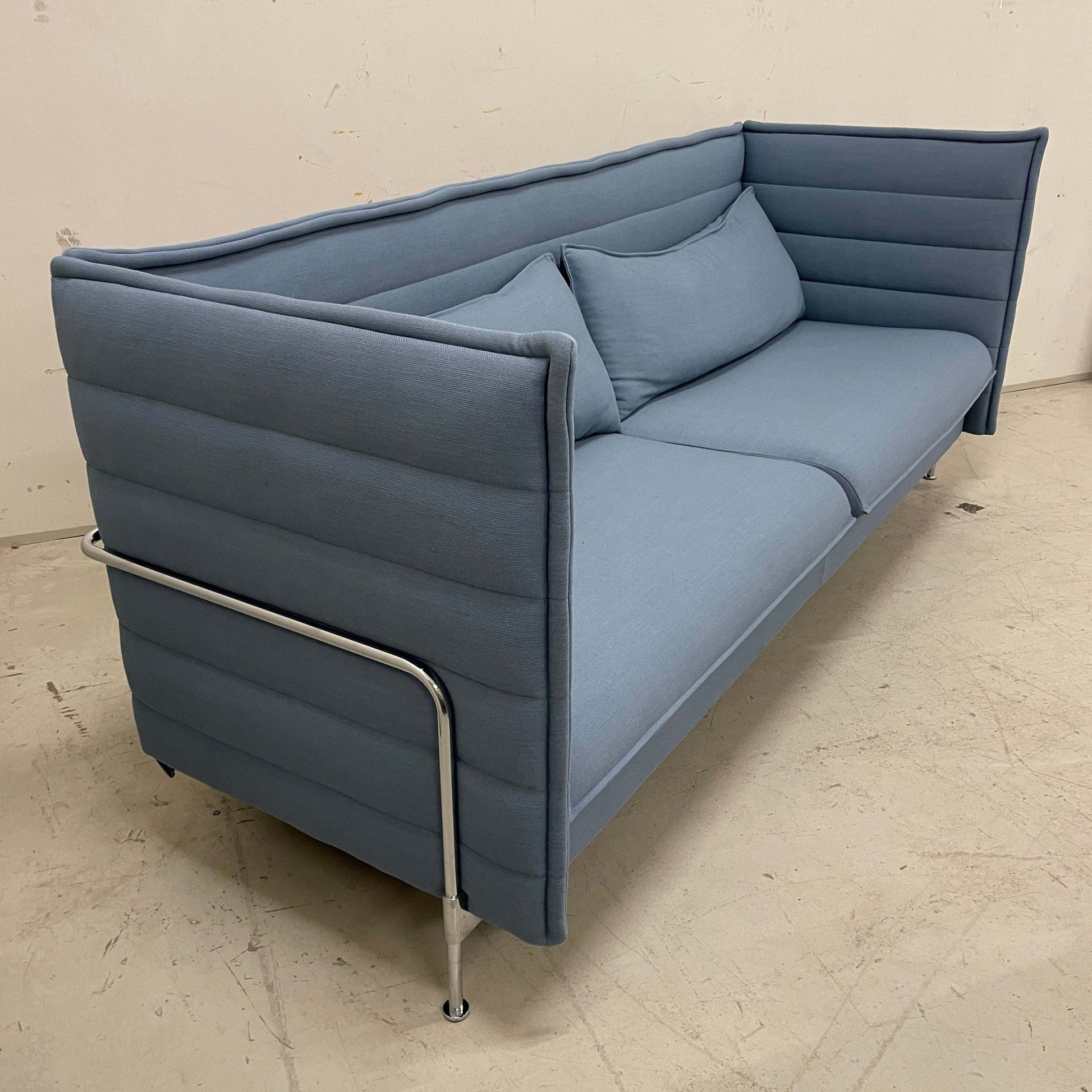 Vitra Alcove Lowback 3-Sitzer Sofa in petrol mit gepolstertem Stoffbezug und verchromtem Stahlrohrgestell