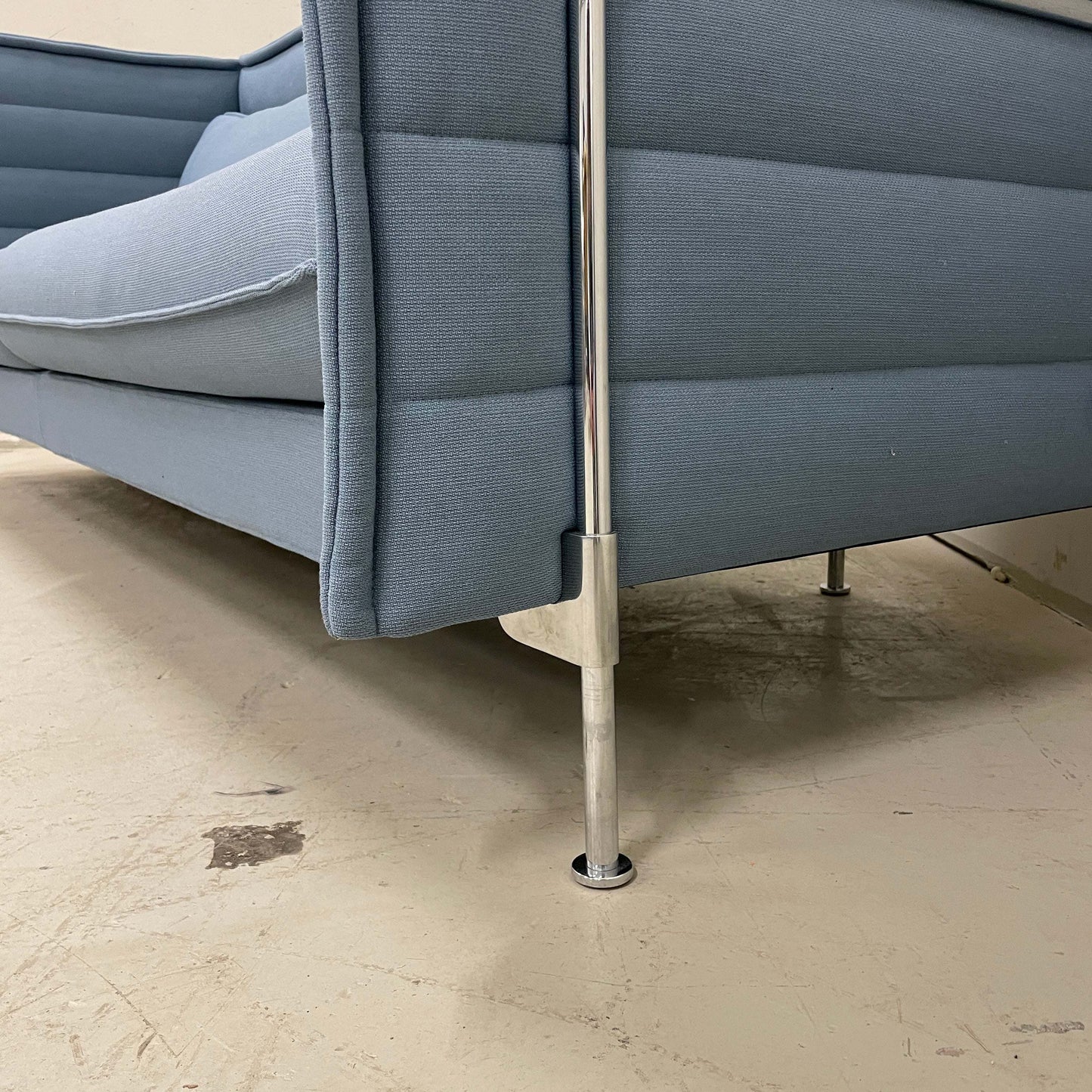 Vitra Alcove Lowback 3-Sitzer Sofa in petrol mit chrom Stahlrohrgestell und robustem Stoffbezug