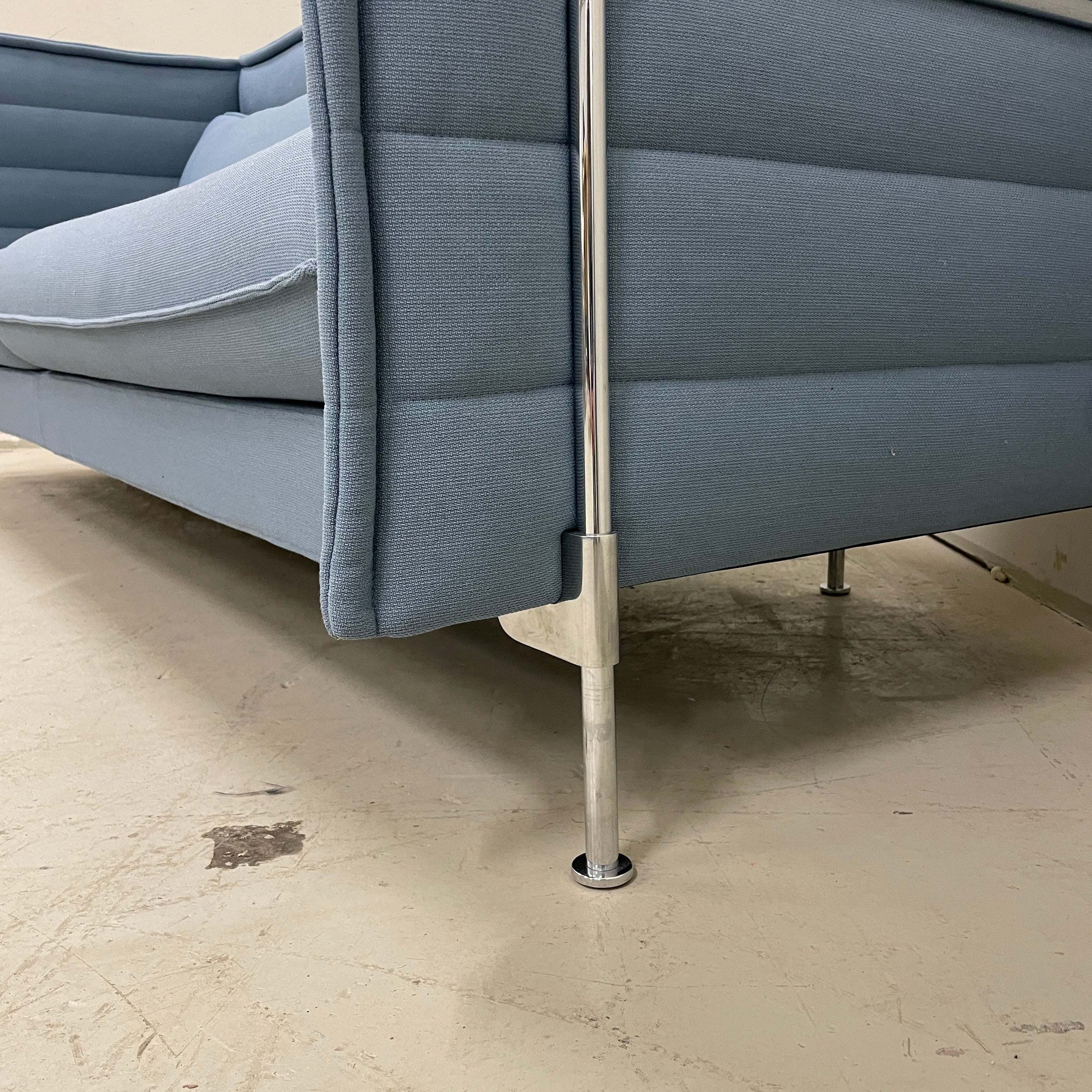 Vitra Alcove Lowback 3-Sitzer Sofa in petrol mit chrom Stahlrohrgestell und robustem Stoffbezug