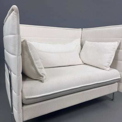 Vitra Alcove Lowback Loveseat hellbeige aus robustem recyceltem Polyesterstoff für Büroumgebungen