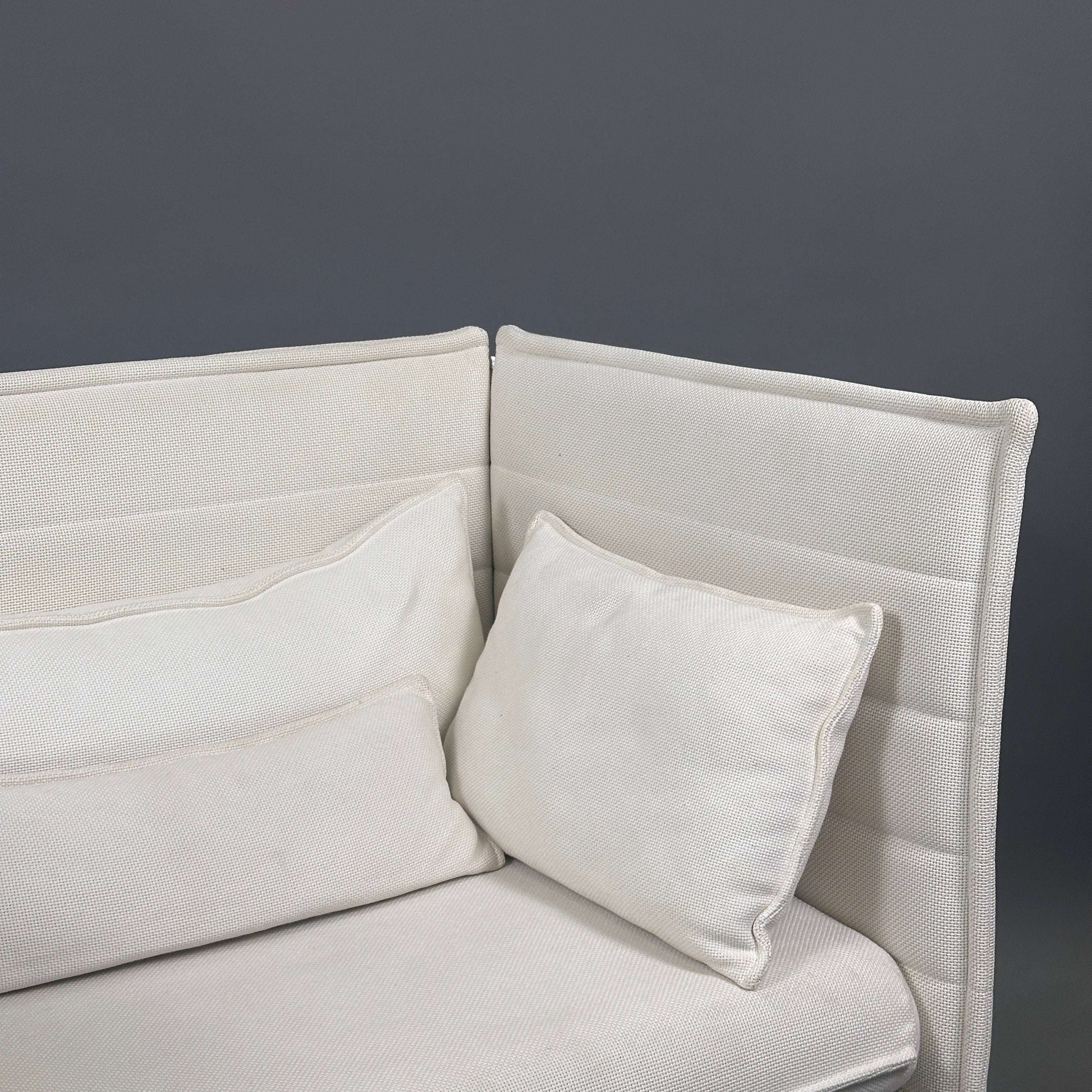 Vitra Alcove Lowback Love Seat hellbeige mit robustem recyceltem Polyesterstoff und hohen Rückenkissen für Großraumbüros
