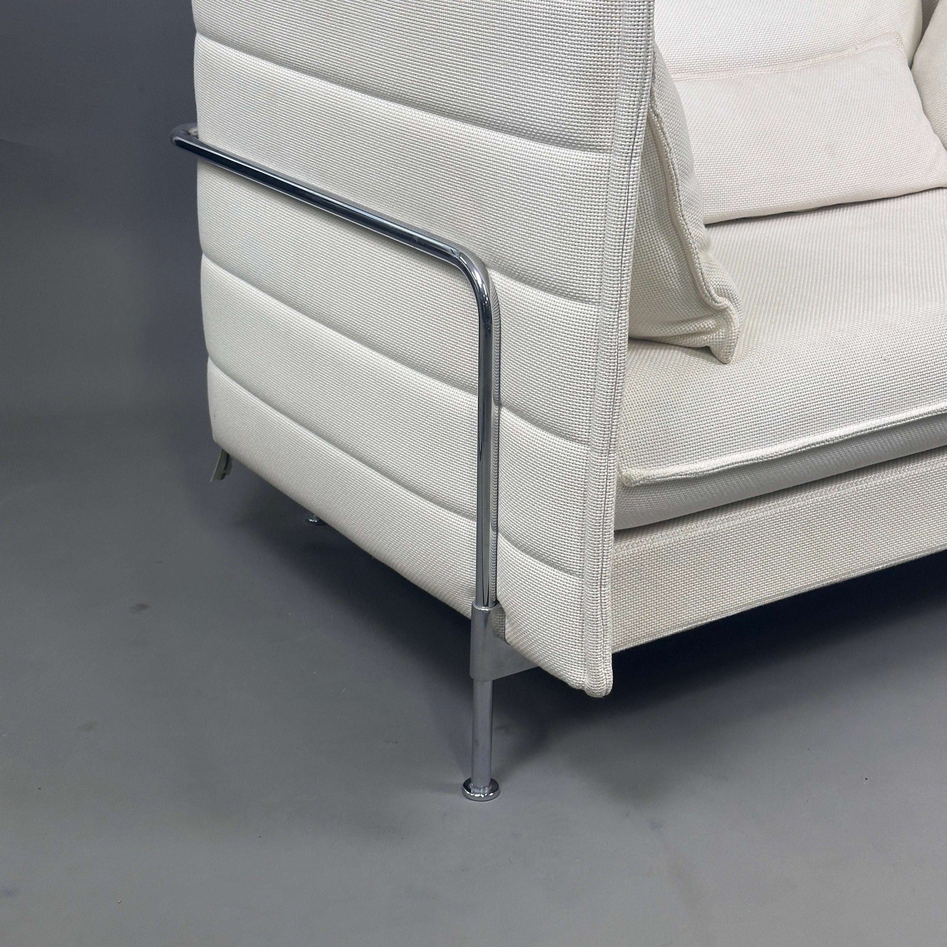 Vitra Alcove Lowback Loveseat hellbeige mit robustem recyceltem Polyesterbezug und Metallgestell in moderner Büroeinrichtung
