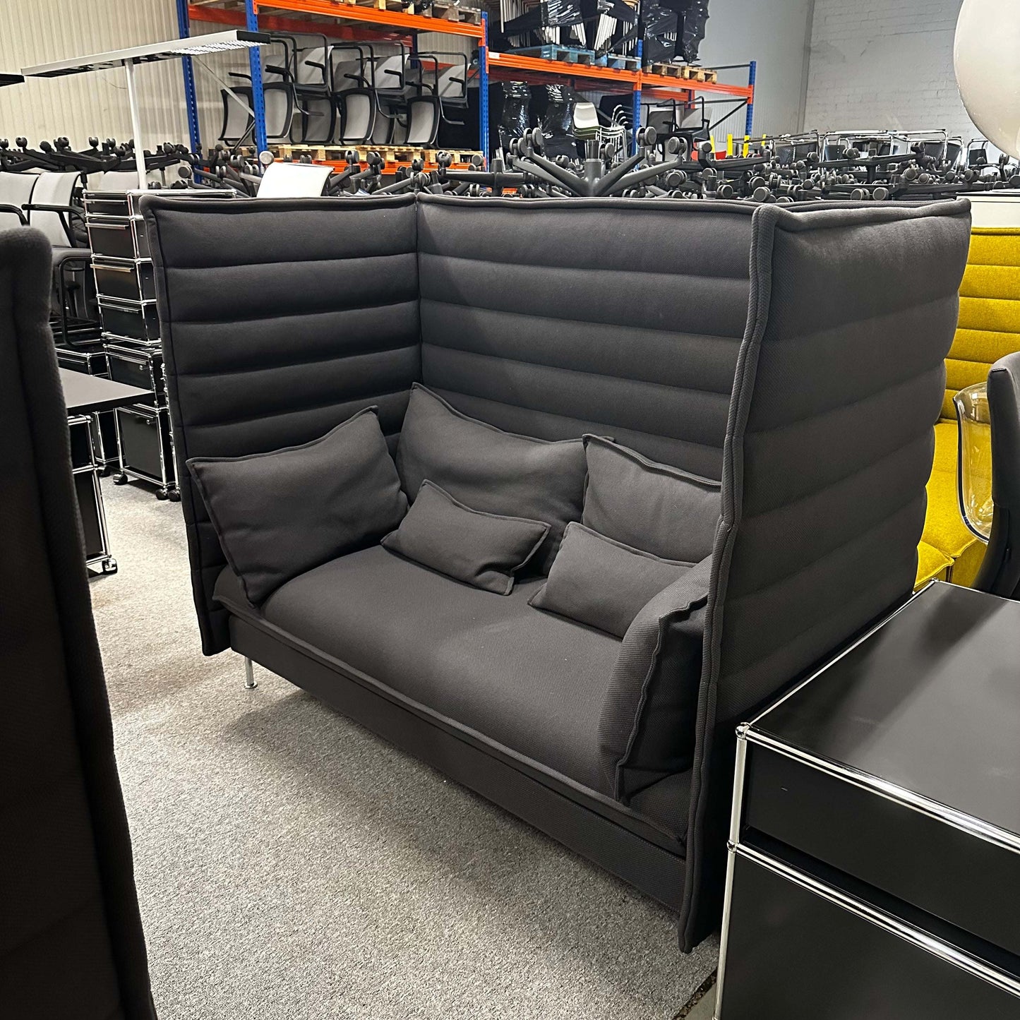 Vitra Alcove Zweisitzer gray two-seater sofa with high back and side panels, modern design for comfort and style.