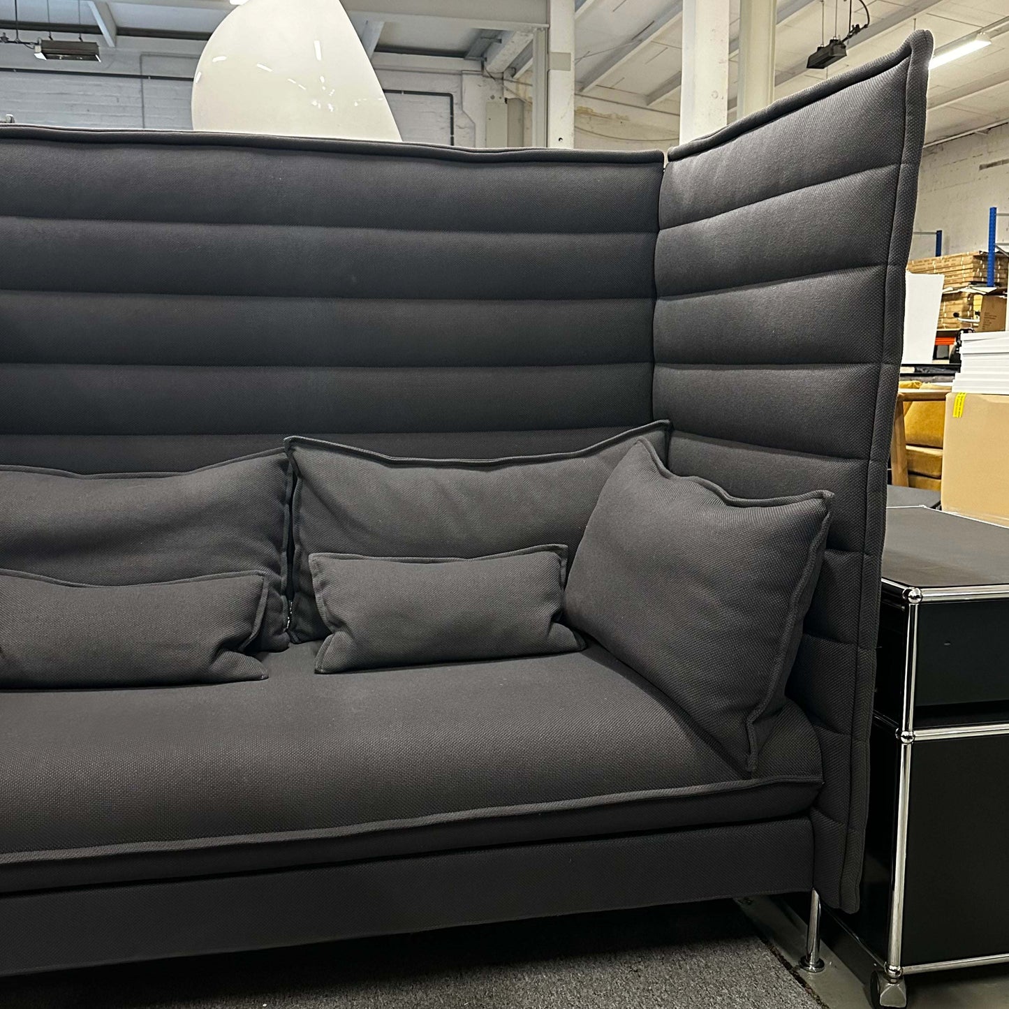 Vitra Alcove Zweisitzer gray two-seater sofa with high backrest and padded cushions in modern design