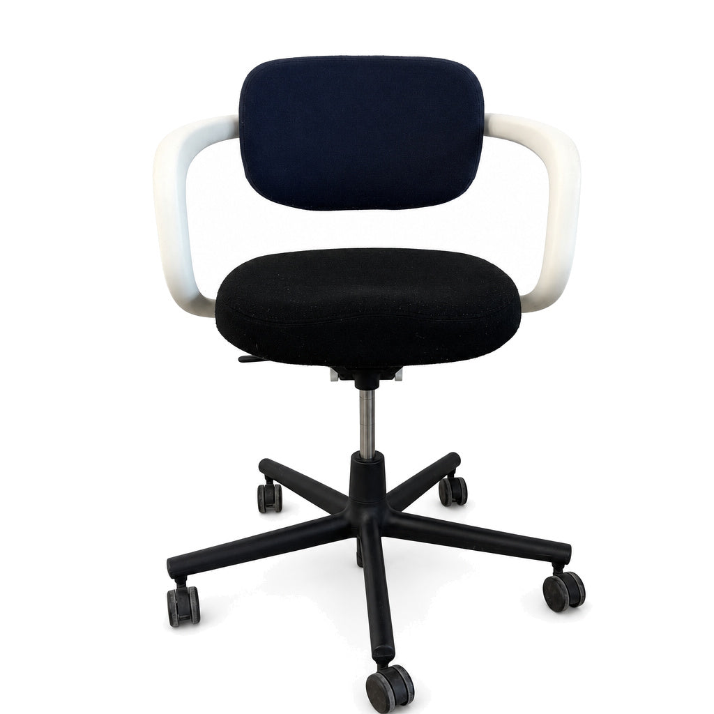 Vitra Allstar Bürostuhl mit schwarzem Sitz, blauem Rückenpolster, weißen Armlehnen und schwarzem Rollgestell.