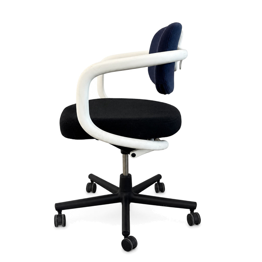Vitra Allstar Bürostuhl mit schwarzer Sitzfläche, blauer Rückenlehne, weißem Rahmen und schwarzem Rollgestell.