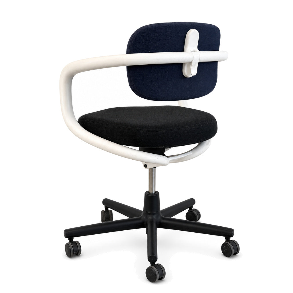 Vitra Allstar Bürostuhl mit schwarzer Sitzfläche, blauer Rückenlehne und weißem Rahmen auf schwarzem Rollfußkreuz.