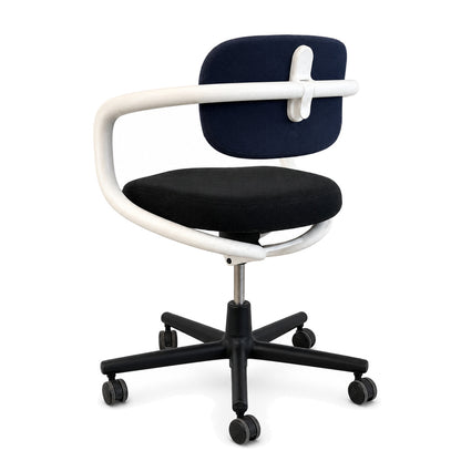 Vitra Allstar Bürostuhl mit schwarzer Sitzfläche, blauer Rückenlehne und weißem Rahmen auf schwarzem Rollfußkreuz.