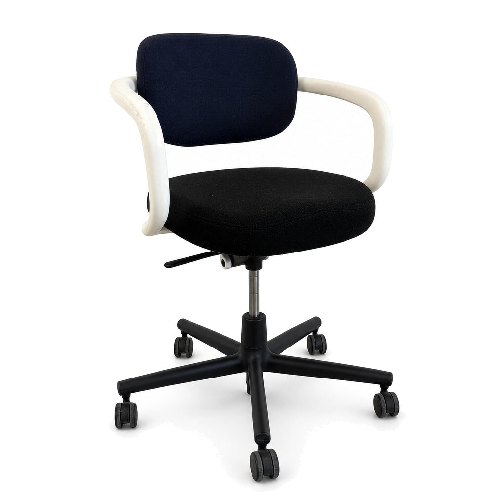 Vitra Allstar Bürostuhl mit schwarzem Sitz, blauem Rückenpolster, weißen Armlehnen und schwarzem Rollgestell.