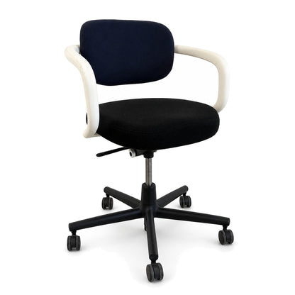 Vitra Allstar Bürostuhl mit schwarzem Sitz, blauem Rückenpolster, weißen Armlehnen und schwarzem Rollgestell.