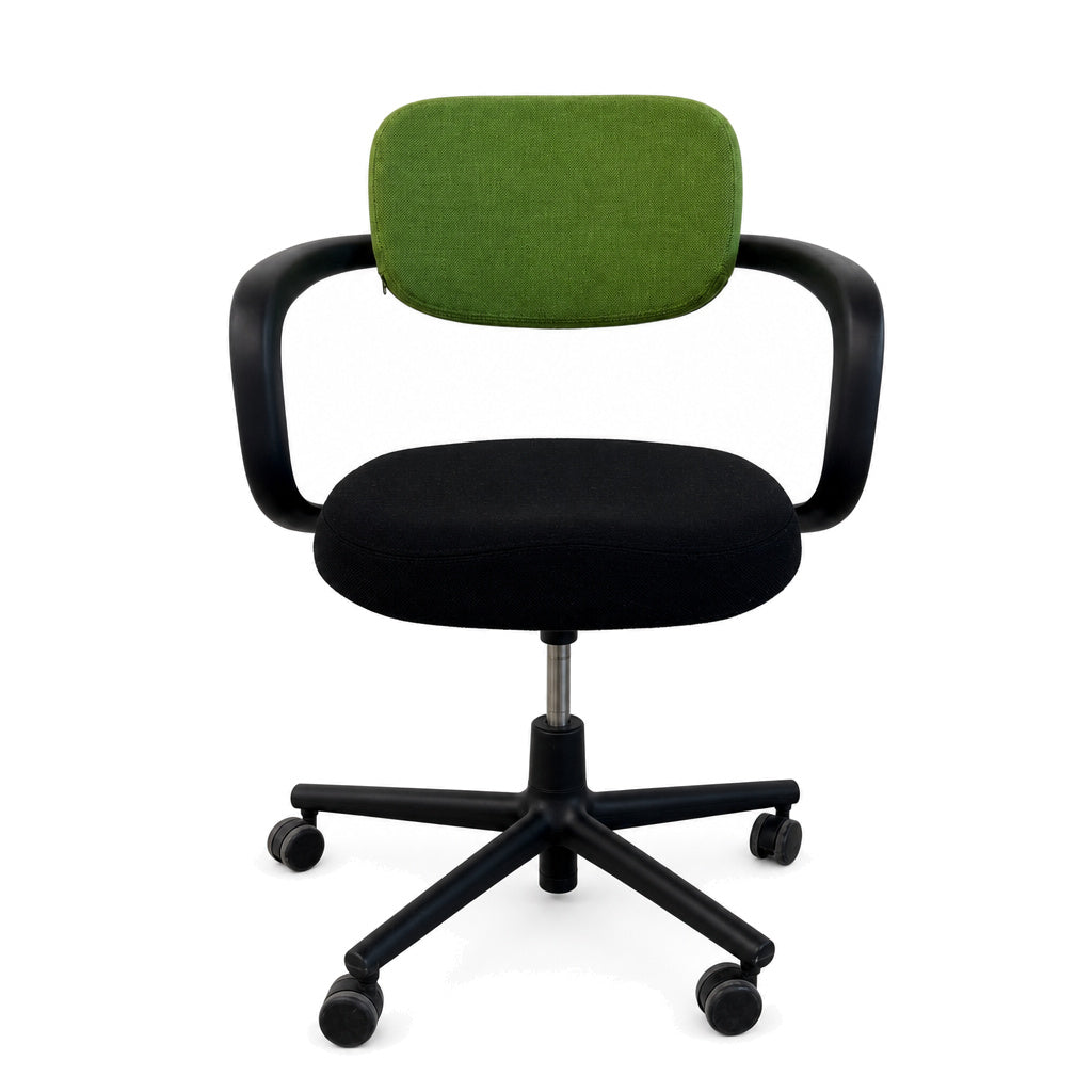 Vitra Allstar Bürostuhl mit schwarzem Sitz, grüner Rückenlehne, schwarzem Gestell und Rollen auf weißem Hintergrund.