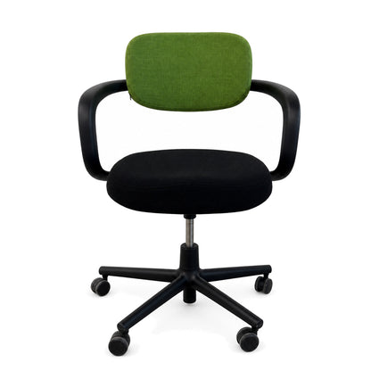 Vitra Allstar Bürostuhl mit schwarzem Sitz, grüner Rückenlehne, schwarzem Gestell und Rollen auf weißem Hintergrund.