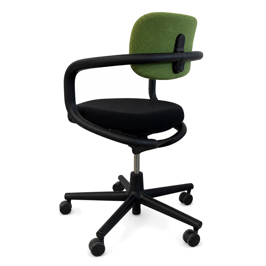 Vitra Allstar Bürostuhl mit schwarzem Gestell, schwarzer Sitzfläche und grüner, höhenverstellbarer Rückenlehne.