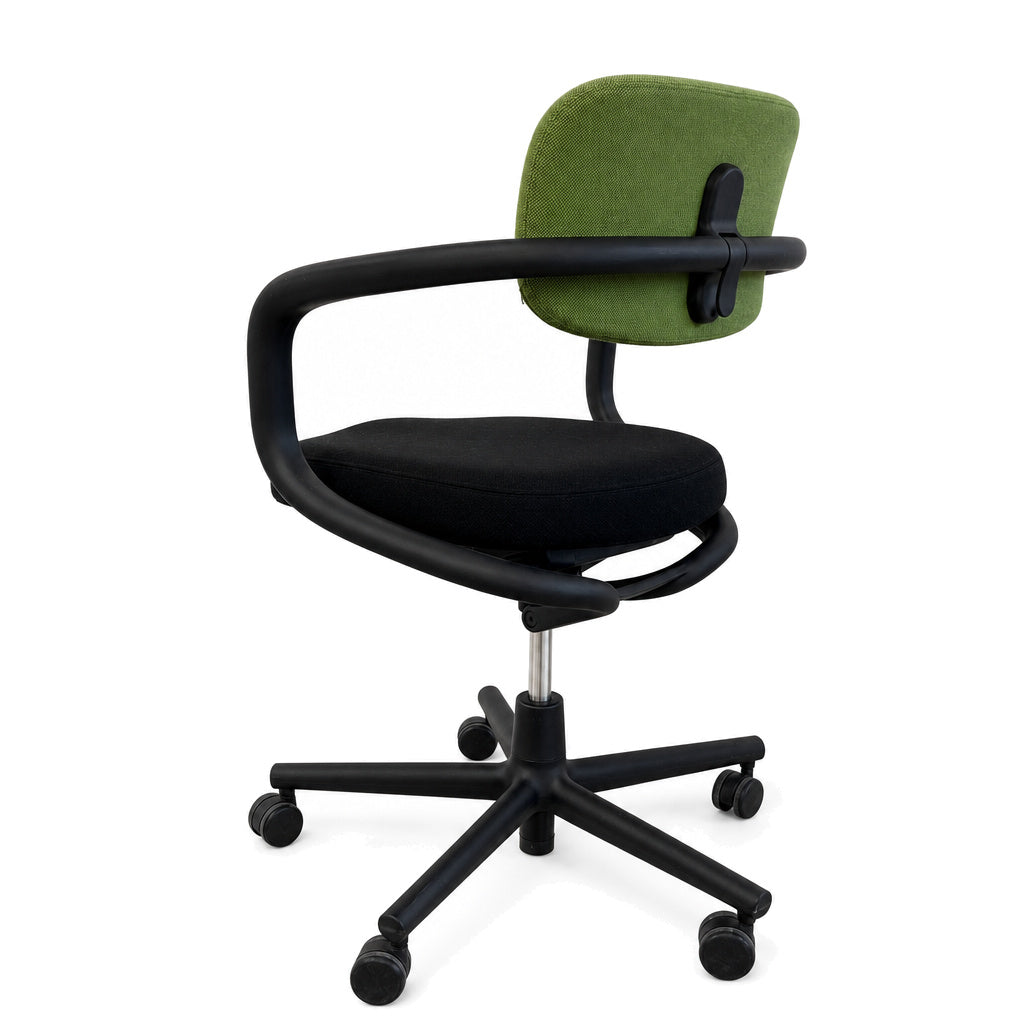 Vitra Allstar Bürostuhl mit schwarzem Gestell, grünem Rückenpolster und schwarzer Sitzfläche auf Rollen.