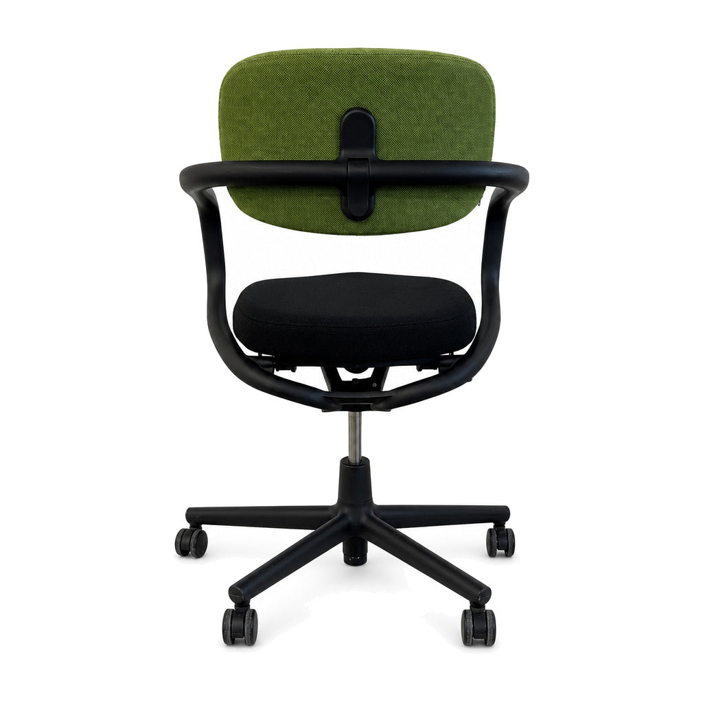 Vitra Allstar Bürostuhl mit grünem Rückenpolster, schwarzem Sitz und schwarzem Gestell auf Rollen.