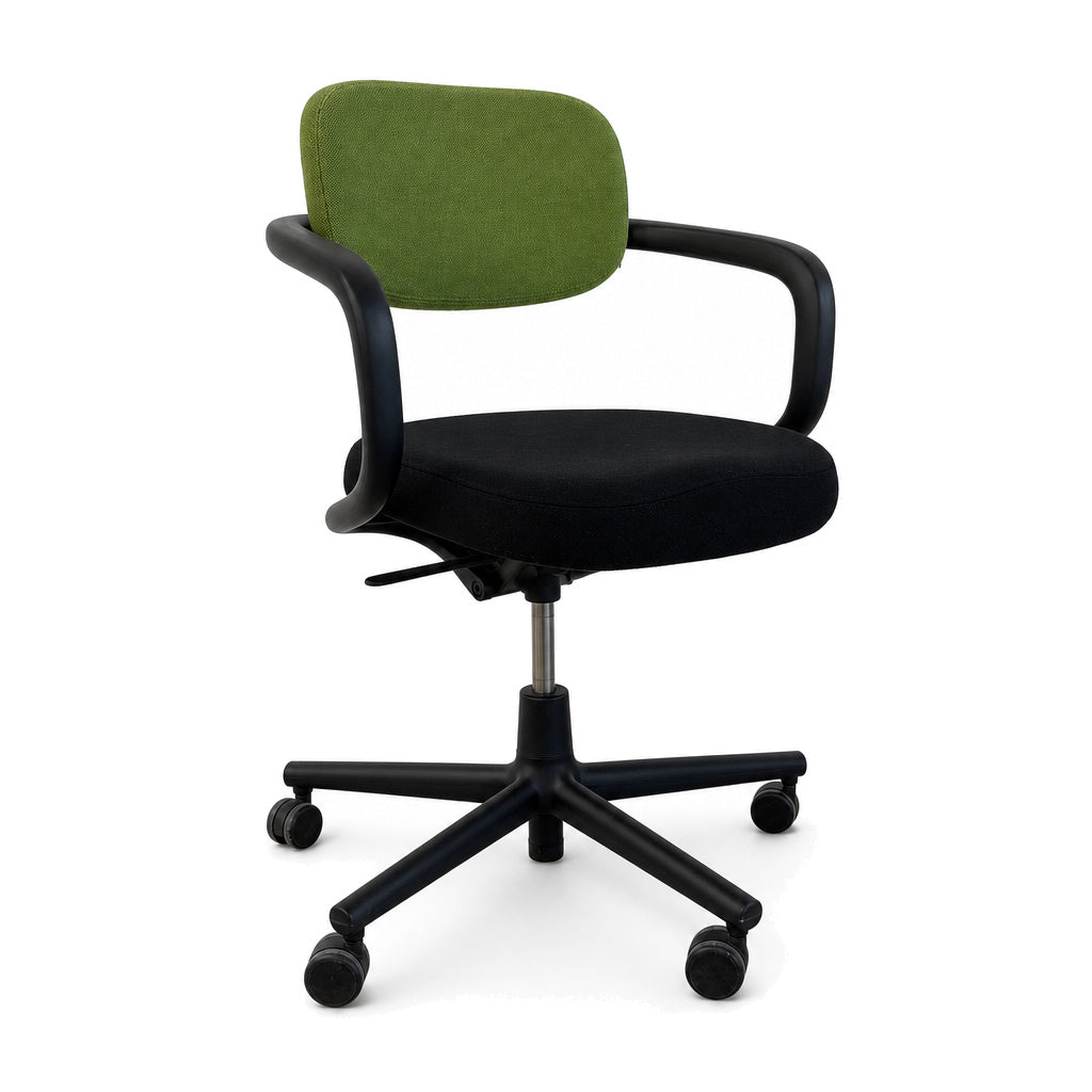 Vitra Allstar Bürostuhl mit schwarzem Sitz, grüner Rückenlehne und schwarzem Kunststoffgestell auf Rollen.