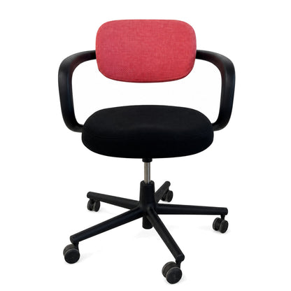 Vitra Allstar Bürostuhl mit schwarzem Sitz, rosa Rückenlehne, schwarzem Gestell und Rollen auf weißem Hintergrund.