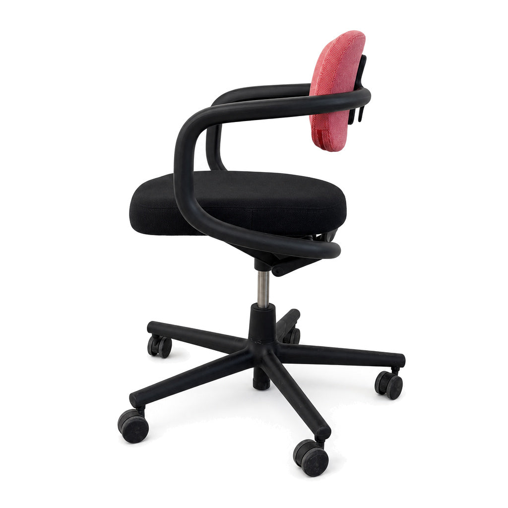 Vitra Allstar Bürostuhl mit schwarzem Gestell, schwarzem Sitzpolster und höhenverstellbarer rosa Rückenlehne.