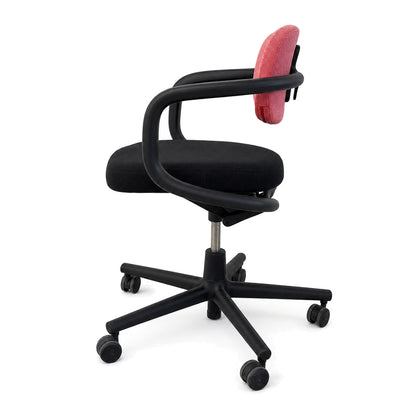 Vitra Allstar Bürostuhl mit schwarzem Gestell, schwarzem Sitzpolster und höhenverstellbarer rosa Rückenlehne.