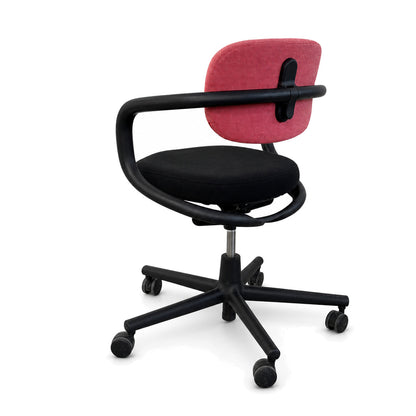Vitra Allstar Bürostuhl mit schwarzem Gestell, schwarzer Sitzfläche und rosa Rückenlehne auf Rollen.