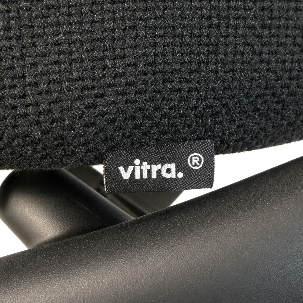 Detailansicht des schwarzen Vitra Allstar Bürostuhls mit Stoffbezug und Markenlabel.