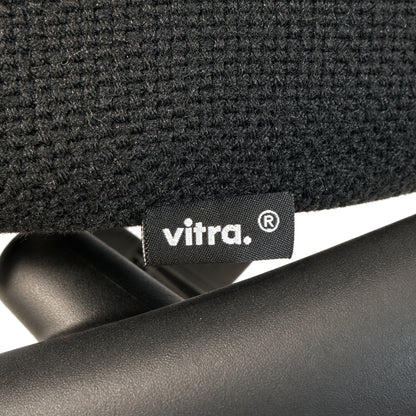 Detailansicht des schwarzen Vitra Allstar Bürostuhls mit Stoffbezug und Markenlabel.