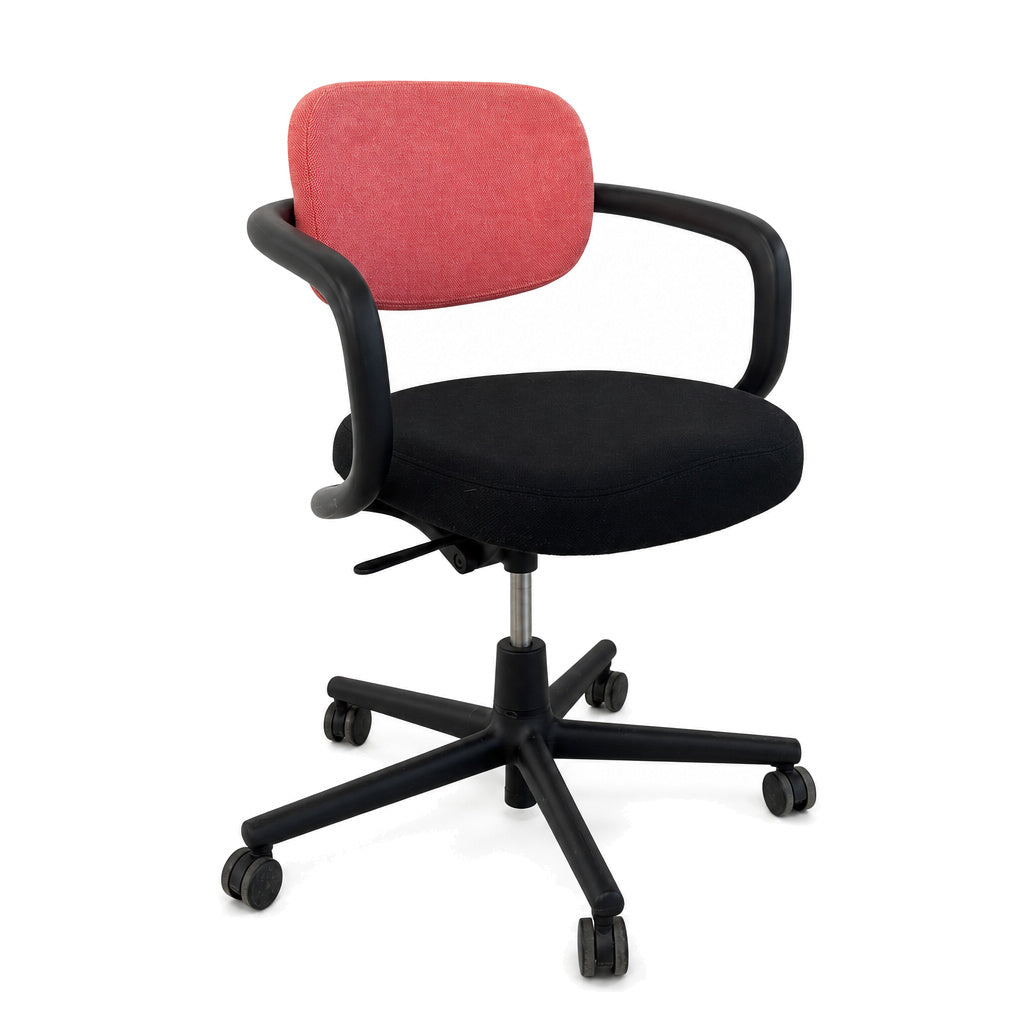 Vitra Allstar Bürostuhl mit schwarzem Sitz, rosa Rückenlehne und schwarzem Gestell auf Rollen.