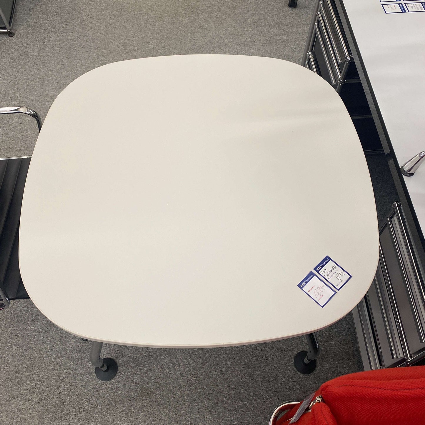 Vitra Besprechungstisch 90x90cm square white meeting table with rounded corners on casters in office setting
