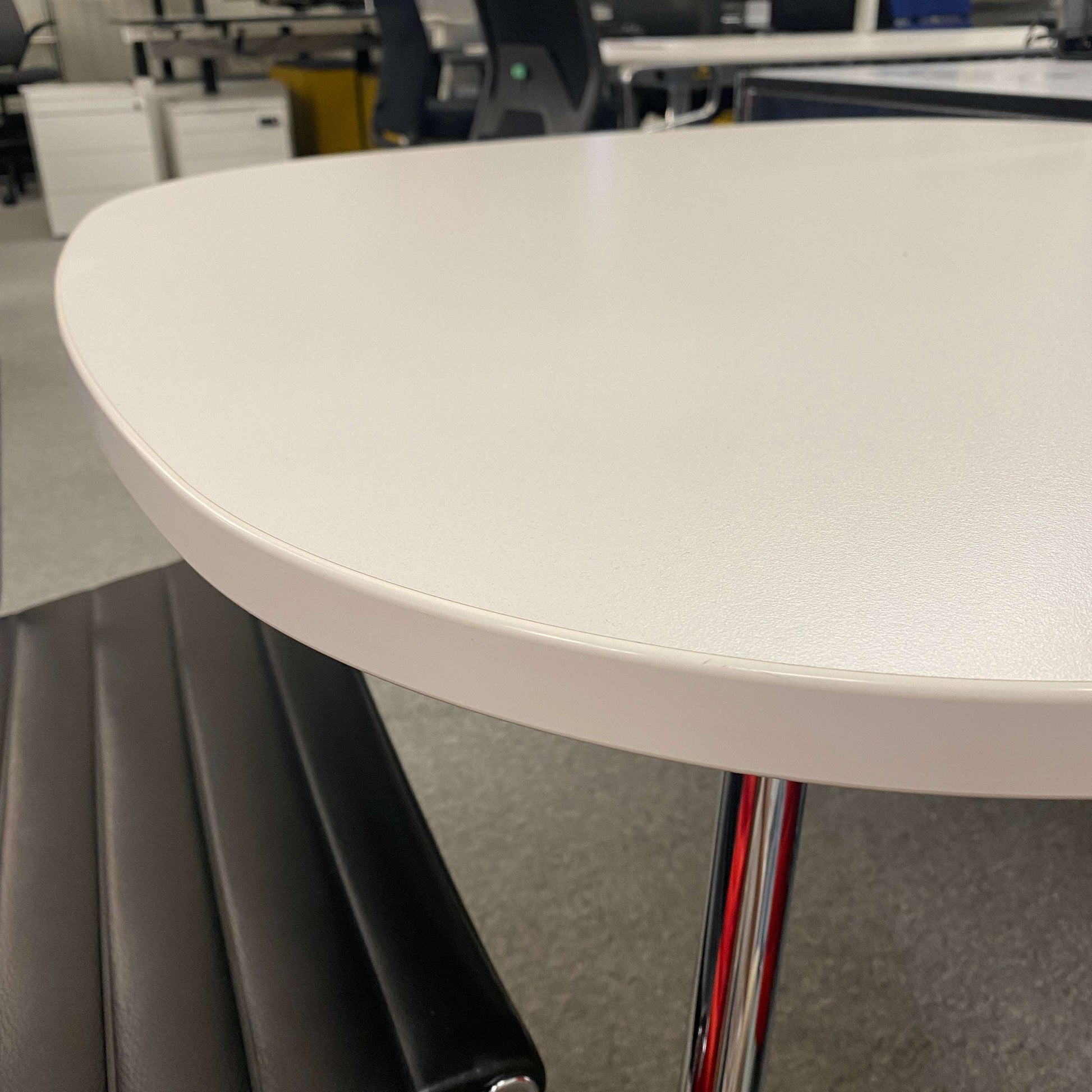 Vitra Besprechungstisch 90x90cm white meeting table with chrome legs and black chair