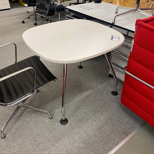 Vitra Besprechungstisch 90x90cm white meeting table with chrome legs in office setting