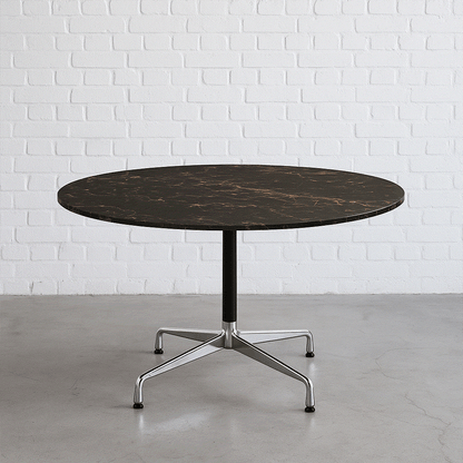 Vitra Besprechungstisch Segmented Table mit runder Marmoroptik-Glasplatte und chromfarbenem Eames Untergestell