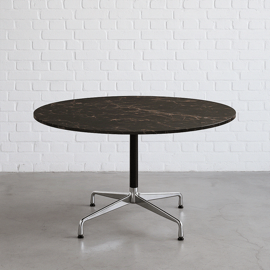 Vitra Besprechungstisch Segmented Table mit runder Marmoroptik-Glasplatte und chromfarbenem Eames Untergestell