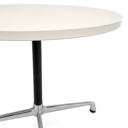 Vitra Contract Table mit 80cm runder weißer Tischplatte und verchromtem Vierfuß-Gestell auf weißem Hintergrund.