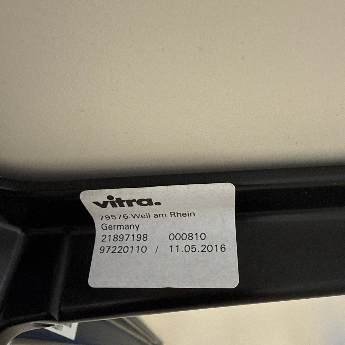 Vitra Contract Table Produktaufkleber mit Seriennummer und Herstellungsdatum unter der weißen Tischplatte.