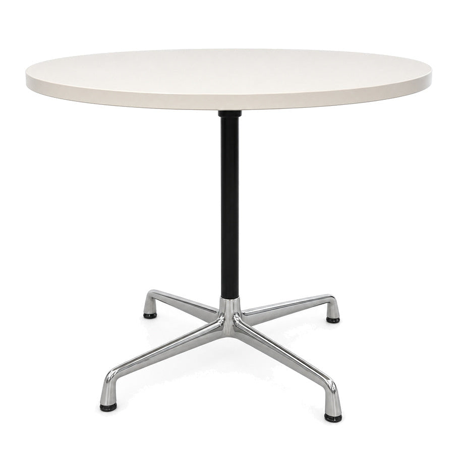 Vitra Contract Table mit 80 cm runder weißer Tischplatte und vierbeinigem verchromtem Untergestell.