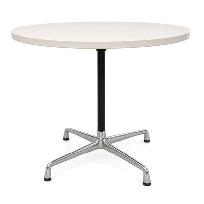 Vitra Contract Table mit 80 cm runder weißer Tischplatte und vierbeinigem verchromtem Untergestell.
