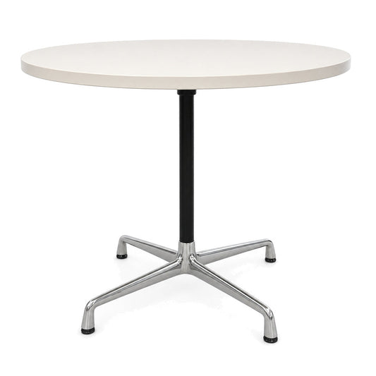 Vitra Contract Table mit 80 cm runder weißer Tischplatte und vierbeinigem verchromtem Untergestell.