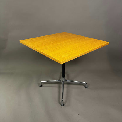 Vitra Contract Table quadratischer Esstisch mit hellem Eichenfurnier und chromfarbenem Eames Untergestell 80x80 cm