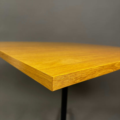 Vitra Contract Table mit eichenfurnierter Tischplatte und chromfarbenem Eames Untergestell, 80x80 cm