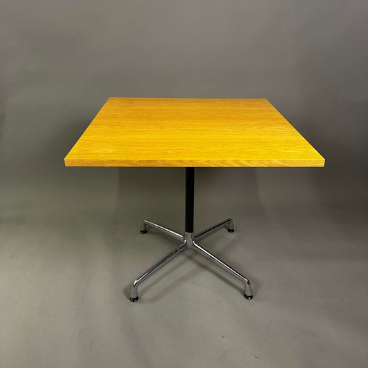 Vitra Contract Table mit quadratischer heller Eichenfurnierplatte und verchromtem Eames Untergestell, 80x80 cm