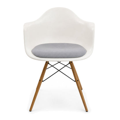 Vitra Eames Plastic Armchair DAW mit weißer Sitzschale, hellgrauem Polster und Ahornholz-Gestell auf weißem Hintergrund.
