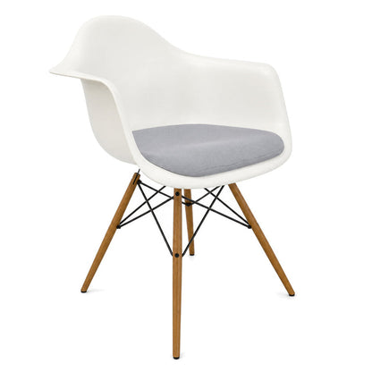 Vitra Eames DAW Armlehnstuhl mit weißer Sitzschale, hellgrauem Polster und Ahornholz-Gestell auf weißem Hintergrund.