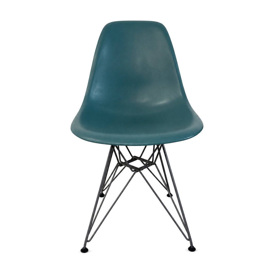 Vitra Eames Plastic Side Chair in Dunkelgrün mit grauer Drahtgestell-Basis auf weißem Hintergrund.