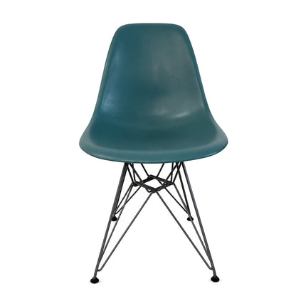 Vitra Eames Plastic Side Chair in Dunkelgrün mit grauer Drahtgestell-Basis auf weißem Hintergrund.