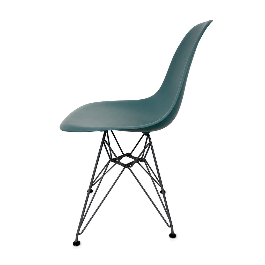 Vitra Eames Plastic Side Chair in dunkelgrün mit grauem Drahtuntergestell in Seitenansicht.
