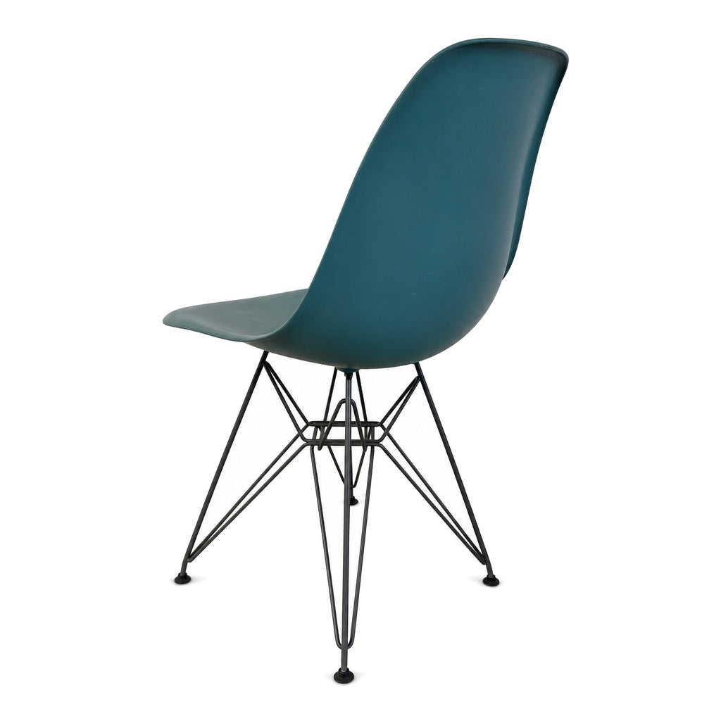 Vitra Eames Plastic Side Chair in Dunkelgrün mit grauem Drahtgestell.