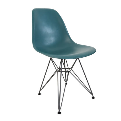 Vitra Eames Plastic Side Chair in Dunkelgrün mit grauer Drahtgestell-Basis.