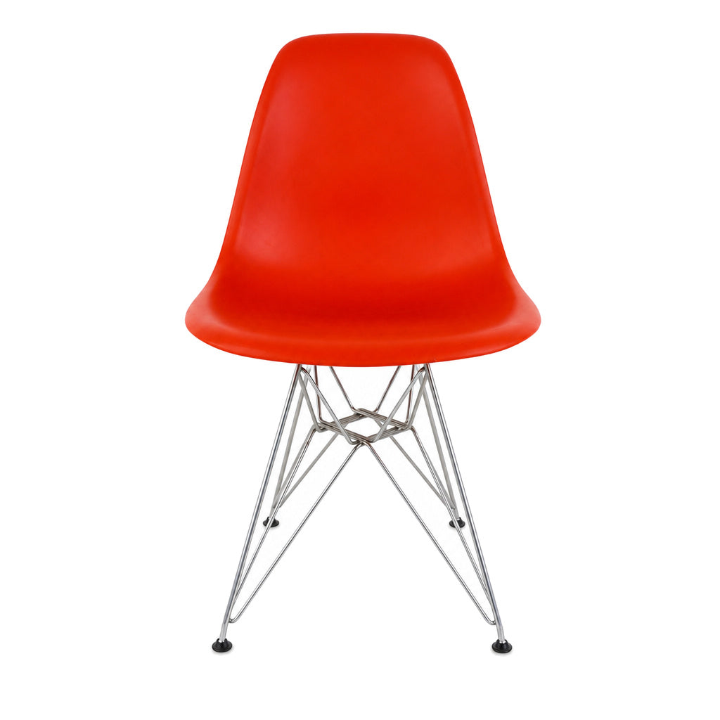 Vitra Eames Plastic Side Chair in Rot/Orange mit Polypropylen-Sitzschale und verchromtem Eiffelturm-Untergestell.
