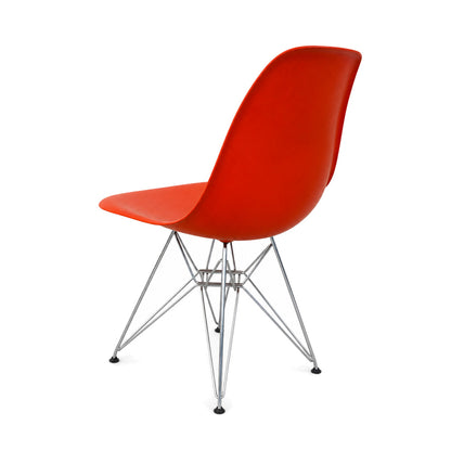 Vitra Eames Plastic Side Chair in Rot/Orange mit Polypropylen-Sitzschale und verchromtem Eiffelturm-Untergestell.